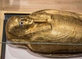 エジプトのカイロにある国立エジプト文明博物館で公開された高位聖職者ネジェマンクの黄金のひつぎ（2019年10月1日撮影）。(c)Khaled DESOUKI / AFP