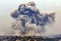 イスラエル軍の攻撃を受けるパレスチナ自治区ガザ地区南部ハンユニス（2024年1月2日撮影）。(c)Said KHATIB / AFP