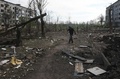 ロシア軍の攻撃を受けたウクライナ東部ドネツク州オチェレティネ村を歩く地元住民（2024年4月15日撮影）。(c)Anatolii STEPANOV / AFP