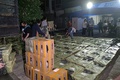 中国南西部成都で、保護された動物が入ったケージを確認するボランティア。成都愛の家動物救助センター提供（2021年5月3日撮影、7日提供）。(c)AFP PHOTO / Chengdu Aizhijia Animal Rescue Centre
