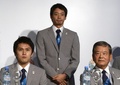 東京五輪招致委員会（Tokyo 2020 Bid Committee）は5日、アルゼンチン・ブエノスアイレス（Buenos Aires）で記者会見に臨み、スポーツディレクターの荒木田裕子（Yuko Arakida）理事は、もし東京が2020年夏期五輪の開催地に選ばれたら、2011年の東日本大震災の影響を受けた若者を勇気づけることができるだろうと話した。

記者会見に臨む（左から）男子フェンシングの銀メダリストの千田健太（Kenta Chida）、男子水泳の銀メダリスト入江陵介（Ryosuke Irie）、元男子サッカー日本代表の川淵三郎（Saburo Kawabuchi）氏（2013年9月5日撮影）。(c)AFP/Juan MABROMATA