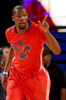 第63回NBAオールスターゲーム2014（2014 NBA All-Star game）。得点を挙げたウエストのケビン・デュラント（Kevin Durant、2014年2月16日撮影）。(c)AFP/Getty Images/Ronald Martinez