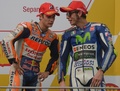 世界ロードレース選手権第17戦、マレーシアGP、MotoGPクラス決勝。表彰式で言葉を交わすレプソル・ホンダのダニ・ペドロサとモビスター・ヤマハのバレンティーノ・ロッシ（2015年10月25日撮影）。(c)AFP/MOHD RASFAN