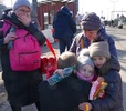 ウクライナからポーランドに入るウクライナ人の女性と子ども（2022年2月26日撮影）。(c)JANEK SKARZYNSKI / AFP