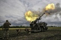 ウクライナ東部ドンバス地方の前線で砲撃を行うフランス製のカエサル155ミリ自走榴弾砲（2022年6月15日撮影）。(c)ARIS MESSINIS / AFP