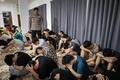 中国人を標的としたオンラインロマンス詐欺を組織的に行った疑いで逮捕された中国人。インドネシア・バタム市の工業団地で（2023年8月29日撮影）。(c)AFP