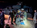 コロンビアのジャングルで見つかった子どもを搬送する兵士。空軍提供（2023年6月9日撮影・提供）。(c)AFP PHOTO / COLOMBIAN AIR FORCE
