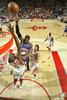 ゴール下から得点を狙うサンズのアマレ・スタウドマイアー（%%Amare Stoudemire%%、中央）。(c)AFP/Getty Images/NBAE/Bill Baptist