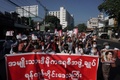 ミャンマー・ヤンゴンで軍のクーデターに抗議する人々（2021年2月9日撮影）。(c)Sai Aung Main / AFP