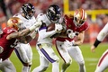23NFL第16週、サンフランシスコ・フォーティナイナーズ対ボルティモア・レイヴンズ。インターセプトに成功したボルティモア・レイヴンズのパトリック・クイーン（中央、2023年12月25日撮影）。(c)Thearon W. Henderson/Getty Images/AFP