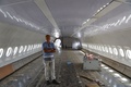 ネパールのカトマンズで、航空博物館として生まれ変わる飛行機の内部で撮影に応じるパイロットのベッド・ウプレティさん（2017年7月18日撮影）。(c)AFP/PRAKASH MATHEMA