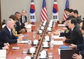 韓国国防省で会談する韓民求国防相（右）とジェームズ・マティス米国防長官（2017年2月3日撮影）。(c)AFP/Kim Min-Hee
