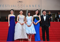 非コンペティション部門で上映された『海街diary』に出演した（左から）女優の夏帆、綾瀬はるか、広瀬すず、長澤まさみ、監督の是枝裕和（2015年5月14日撮影）。(c)AFP/ANNE-CHRISTINE POUJOULAT