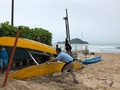 ハリケーン「ウィラ」の上陸に備え、メキシコ・シナロア州マサトランでカヤックを移動させる男性（2018年10月22日撮影）。(c)Daniel SLIM / AFP