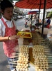 タイ・バンコクで屋台を開く男性（2007年2月10日撮影）。(c)AFP/Saeed KHAN