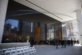 米ニューヨーク（New York）で、世界貿易センター（World Trade Center）の跡地に建設された高層ビル「フォー・ワールド・トレード・センター（Four World Trade Center、4WTC）」のロビーに立つ人々（2013年11月13日撮影）。(c)AFP/Getty Images/Andrew Burton