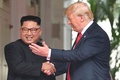 シンガポールのカペラホテルで握手を交わすドナルド・トランプ米大統領（右）と金正恩朝鮮労働党委員長（2018年6月12日撮影）。(c)AFP PHOTO / SAUL LOEB