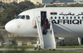 マルタ・バレッタの空港で、ハイジャック犯から解放され旅客機を降りる人々（2016年12月23日撮影）。(c)AFP/Matthew Mirabelli