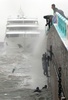 韓国南部沿岸の麗水で、台風18号の影響で座礁した旅客船の乗組員の救出にあたる沿岸警備隊（2016年10月5日撮影）。(c)AFP/YONHAP 