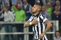 サッカー欧州チャンピオンズリーグ2014-15準々決勝第1戦、ユベントス対ASモナコ。PKを決めて喜ぶユベントスのアルトゥーロ・ビダル（2015年4月14日撮影）。(c)AFP/GIUSEPPE CACACE
