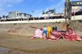 フランス西部レ・サーブル・ドロンヌ（Les Sables d&apos;Olonne）の海岸で25日早朝、全長18メートルのクジラが打ち上げられているのがみつかった。

写真は、浜辺で解体されるクジラと集まった人たち（2013年1月25日撮影）。(c)AFP/FRANK PERRY