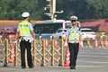 中国・北京の天安門広場で警備を行う警察官（2024年6月4日撮影）。(c)Adek BERRY / AFP
