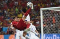 サッカーW杯ブラジル大会（2014 World Cup）グループB、スペイン対チリ。オーバーヘッドでパスを出すスペインのジエゴ・コスタ（Diego da Silva Costa、2014年6月18日撮影）。(c)AFP/CHRISTOPHE SIMON
