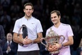 男子テニス、スイス・インドア、シングルス決勝。表彰式に臨むファン・マルティン・デルポトロ（左）とロジャー・フェデラー（2017年10月29日撮影）。(c)AFP/Fabrice COFFRINI