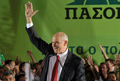 ギリシャ・アテネ（Athens）の党本部前で勝利を祝う中道左派野党・全ギリシャ社会主義運動（PASOK）のヨルギオス・パパンドレウ（George Papandreou）党首（2009年10月4日撮影）。(c)AFP/Louisa Gouliamaki