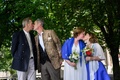 スイス・ジュネーブで結婚式を挙げ、キスを交わす（左から）ダニエルさんとグザビエさん、ロールさんとアリーヌさん（2022年7月1日撮影）。(c)Fabrice COFFRINI / AFP