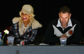 写真は、試合を観戦する歌手のクリスティーナ・アギレラ（%%Christina Aguilera%%、左）。(c)AFP/Getty Images Jeff Vinnick