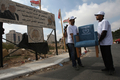 パレスチナ自治区ヨルダン川西岸（West Bank）ラマラ（Ramallah）で、パレスチナ国家の国連（UN）加盟を象徴する椅子をパレスチナ解放機構（PLO）の故ヤセル・アラファト（Yasser Arafat）議長の墓地に運ぶ男性（2011年9月5日撮影）。(c)AFP/ABBAS MOMANI