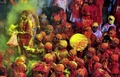 インド・バルサナ（Barsana）にあるラーダー・ラニ寺院（Radha Rani Temple）で21日、春を迎える祭り「Lathmar Holi」が催され、人々がカラフルな粉や水を掛け合った。ヒンズー教の春の祭典「ホーリー（Holi）」は今年は3月27日に行われるが、バーサーナには一足早く、地元版の「Lathmar Holi」で春を祝う習わしがある（2013年3月21日撮影）。(c)AFP/Sanjay Kanojia