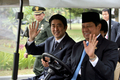 2007年8月20日、安倍晋三（Shinzo Abe）首相（中央）をゴルフカートに乗せインドネシアの大統領府を走るスシロ・バンバン・ユドヨノ（Susilo Bambang Yudhoyono）大統領（右）。(c)AFP/Bay ISMOYO