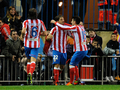 11-12スペイン1部リーグは20日、第13節の試合が各地で行われ、アトレティコ・マドリード（Atletico de Madrid）は3-2でレバンテ（Levante）に競り勝った。

後半38分にチーム3得点目を挙げ、チームメイトに祝福されるアトレティコ・マドリードのジエゴ・リバス（Diego Ribas、2011年11月20日撮影）。(c)AFP/DANI POZO