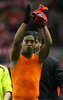 写真は、試合後スタンドに向けて手を叩くバルセロナのロナウジーニョ（%%Ronaldinho%%）。(c)AFP/LLUIS GENE