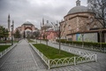 トルコ・イスタンブールで、政府の外出自粛要請を受けて閑散としたアヤソフィア博物館前の広場（2020年4月1日撮影）。(c)Ozan KOSE / AFP