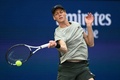 全米オープンテニス、男子シングルス決勝。リターンを打つヤニック・シナー（2024年9月8日撮影）。(c)ANGELA WEISS / AFP
