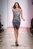 ニューヨーク市内で発表されたエルベ・レジェ バイ マックスアズリア（Herve Leger By Max Azria）の09年春夏コレクション（2008年9月7日撮影）。(c)AFP/Getty Images/Scott Gries