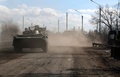 ウクライナ・バフムートを走るウクライナ軍の軍用車両（2023年3月3日撮影）。(c)Anatolii Stepanov / AFP