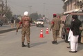 パキスタン北西部ペシャワル（Peshawar）で、イスラム武装勢力による襲撃があった学校に続く通りに立つ治安要員（2014年12月16日撮影）。(c)AFP/Aftab Ahmed