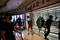 香港・九龍の住宅街にある中国銀行の店舗を破壊するデモ隊（2019年10月7日撮影）。(c)Anthony WALLACE / AFP
