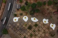 ブラジル・サンパウロで開かれた毎年恒例のイベント「ビラーダ・サステンタベル（持続可能な社会への転換の意）」に出展されたオランダ人アーティスト、ヘンク・ホフストラ氏の作品「Eggcident」（2020年9月18日撮影）。(c)NELSON ALMEIDA / AFP