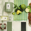 「ジョー マローン（Jo Malone）」と英老舗ペイント＆壁紙メーカー「ファロー＆ボール（FARROW &amp; BALL）」がコラボレーションしたカラード キャンドル。ライム バジル ＆ マンダリン[ブレックファスト ルーム グリーン No.81]。9975円。(c)Jo Malone