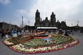 メキシコの首都メキシコ市ソカロ広場で行われたスペインによるアステカ帝国征服500年の式典に参加する先住民族（2021年8月13日撮影）。(c)RODRIGO ARANGUA / AFP