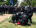 米バージニア州シャーロッツビルの公園で、白人至上主義者の集会を前に非常事態が宣言されたことを受けて、不法な集会に参加しようとしたとして男性を逮捕する警察官ら。同州警察がツイッターで公開した写真（2017年8月12日撮影）。(c)AFP/Virginia State Police