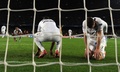 サッカー欧州チャンピオンズリーグ2013-14（UEFA Champions League 2013-14）決勝トーナメント1回戦第2戦、FCバルセロナ（FC Barcelona）対マンチェスター・シティ（Manchester City）。勝ち越し点を奪われ座り込むマンチェスター・シティのジェイムス・ミルナー（James Milner、右）とフェルナンジーニョ（Fernandinho、2014年3月12日撮影）。(c)AFP/LLUIS GENE