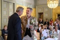 スイス・ジュネーブで、結婚の誓いを交わすダニエルさん（左）とグザビエさん（中央、2022年7月1日撮影）。(c)Fabrice COFFRINI / AFP