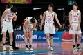 バスケットボール女子、アジアカップ準決勝、日本対ニュージーランド。試合を終え、観客にあいさつする日本の選手（2023年7月1日撮影）。(c)ANDY CHEUNG / AFP