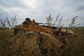 ウクライナ南部ヘルソン州で、ロシア軍から奪還された村の近くに残された装甲車の残骸（2022年9月27日撮影）。(c)Genya SAVILOV / AFP